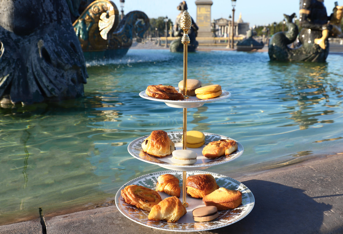 Present your mignardises in the greatest elegance with the silent servants J.L Coquet & Jaune de Chrome