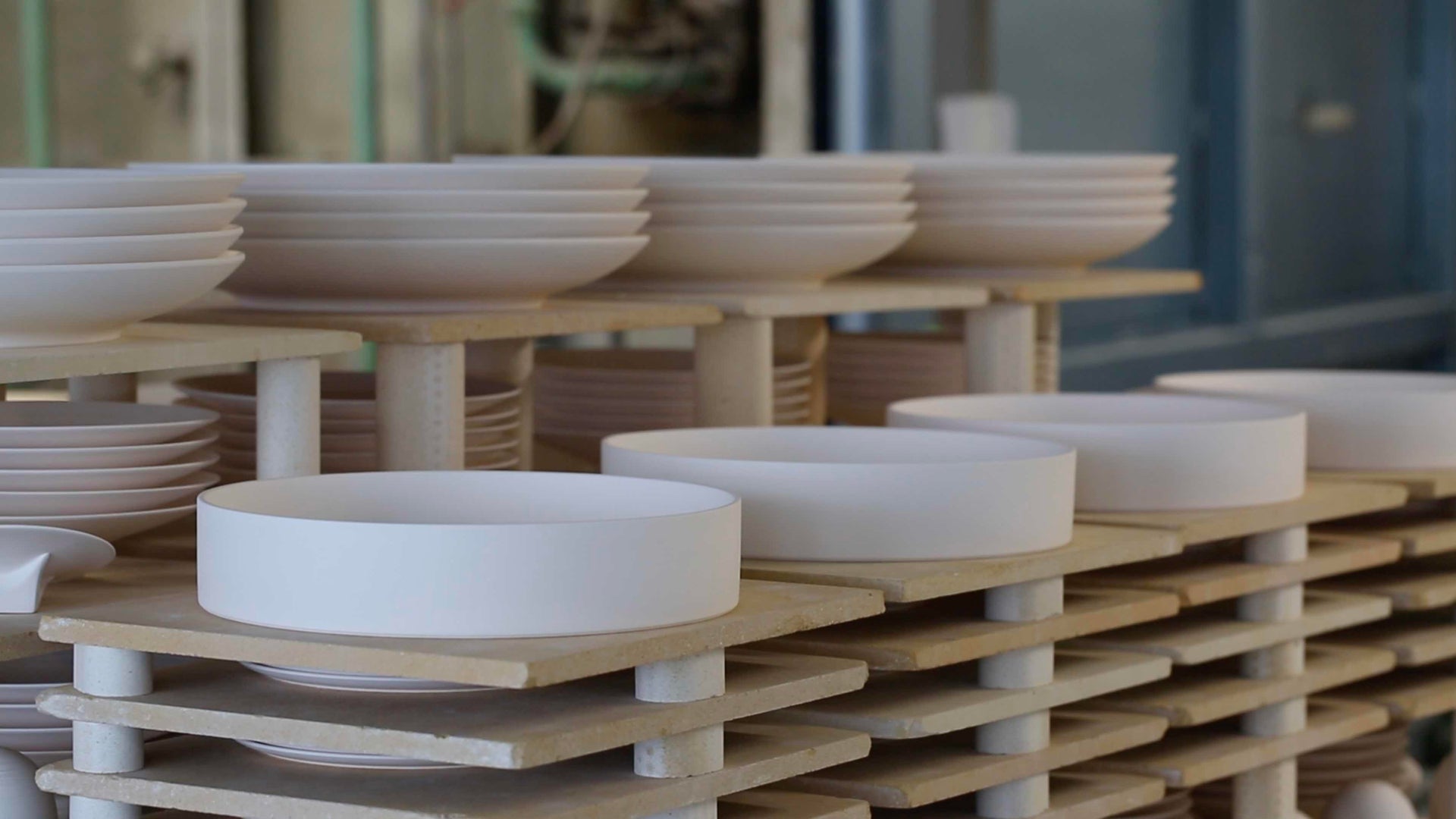 Les vasques de salle de bain en porcelaine émaillée JAUNE DE CHROME X SERDANELI